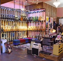 長江樂器城 以專業形象展示精品，打造沉浸式樂器購物空間